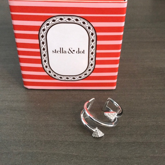 Stella & Dot Winding Arrow Ring. - Picture 1 of 3
